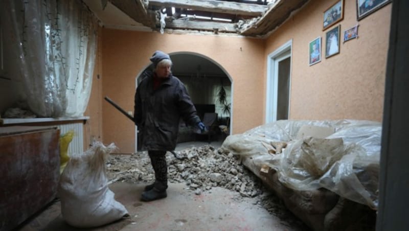 Separatisten in der Ostukraine beschossen am Freitag erneut das von der Ukraine kontrollierte Dorf Stanitsa Luhanska. (Bild: APA/AFP/Aleksey Filippov)