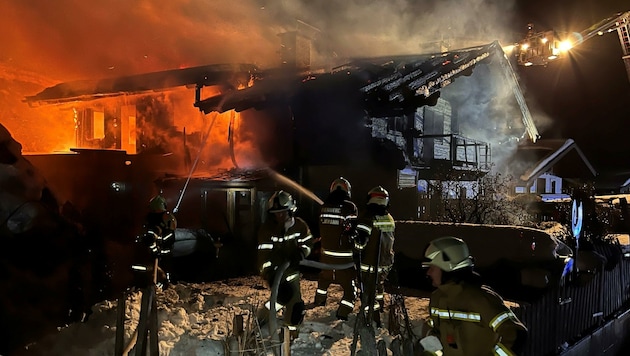 Das Einfamilienhaus wurde beim Brand vollkommen zerstört (Bild: FEUERWEHR BEZIRK PONGAU/VI STEFAN HAFNER)