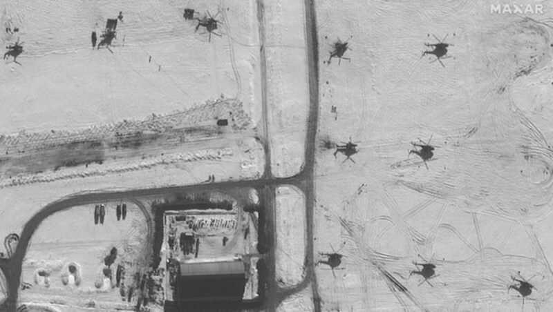 Dieses Mitte Februar aufgenommene Satellitenbild zeigt russische Helikopter nur 27 Kilometer von der ukrainischen Grenze entfernt. (Bild: AFPAPA/AFP/Satellite image ©2022 Maxar Technologies)