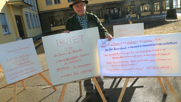 Landwirt Adolf Riautschnig demonstrierte vor dem Schloss Krastowitz in Klagenfurt (Bild: Rojsek-Wiedergut Uta)