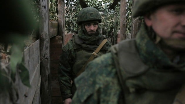 Bewaffnete Rebellen in der Donezk-Region (Archivbild von Dezember 2021) (Bild: AP)