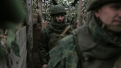 Bewaffnete Rebellen in der Donezk-Region (Archivbild von Dezember 2021) (Bild: AP)