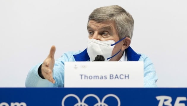 epa09768046 International Olympic Committee (IOC) President Thomas Bach talks to media during a press conference in the Main Media Centre (MMC) at the Beijing 2022 Olympic Games, Beijing, China, 18 February 2022. EPA/SALVATORE DI NOLFI (Bild: EPA)