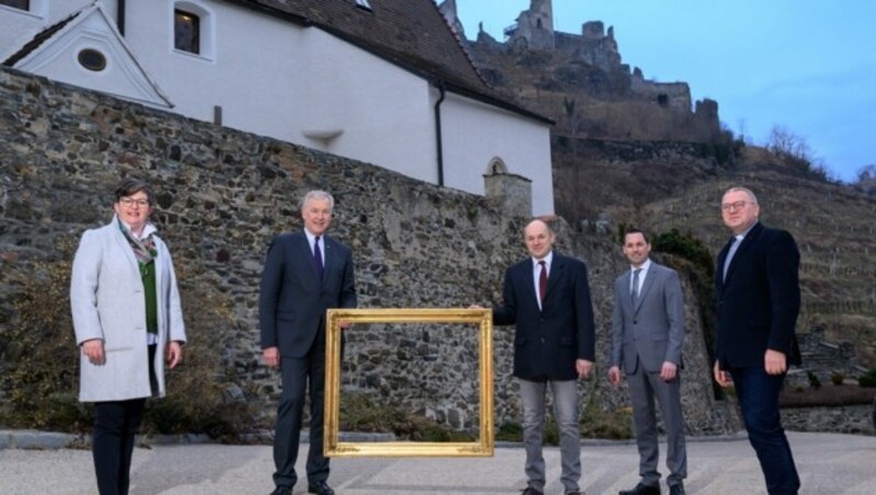 Pfarrer Sordyl mit Ortschef Stefan Seif, Vize Karl Gruber, Eichtinger und Christine Schneider (v. re.). (Bild: Molnar Attila)