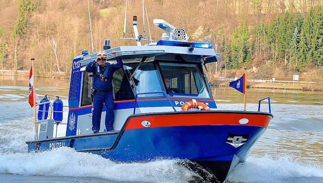 572 PS bringen das Polizei-Boot auf stolze 67 km/h. (Bild: Krone KREATIV, Christoph Matzl)