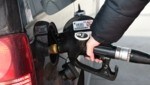 Vor allem beim Tanken merken viele Landsleute die heftigen Preisunterschiede: Um 33,9% war Diesel im Dezember 2021 teurer als ein Jahr zuvor – Benzin um 31,3%. (Bild: Scharinger Daniel)