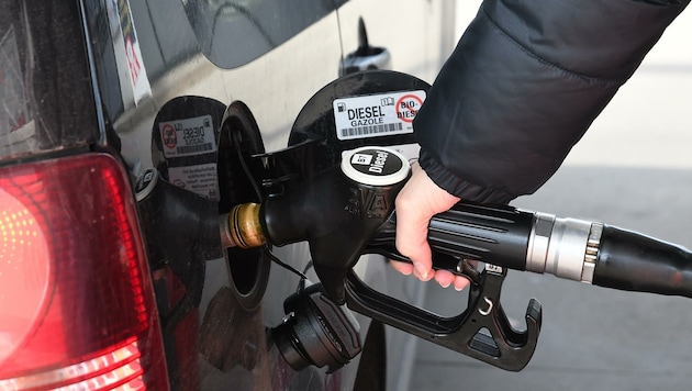 Vor allem beim Tanken merken viele Landsleute die heftigen Preisunterschiede: Um 33,9% war Diesel im Dezember 2021 teurer als ein Jahr zuvor – Benzin um 31,3%. (Bild: Scharinger Daniel)