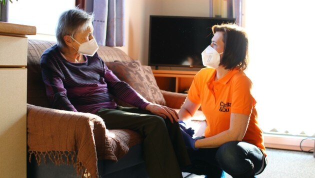 Caritas-Mitarbeiterin Susanne Stockinger kümmert sich um die 85-jährige Kathi Kritzinger, sorgt mit ihrem großen Einsatz dafür, dass die Seniorin zu Hause leben kann. (Bild: Caritas)