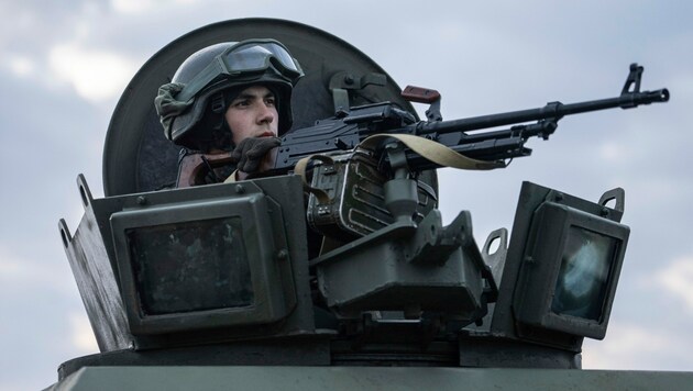 Ein Soldat der ukrainischen Nationalgarde (Bild: AP)