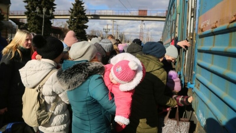 Menschen drängen sich in Donezk in einen Zug Richtung Russland. (Bild: AP)
