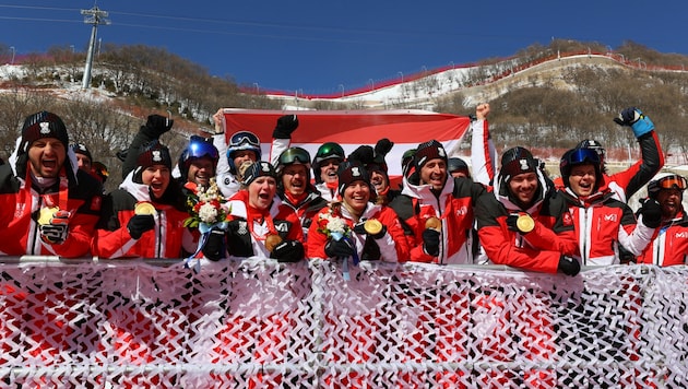 Gold im alpinen Teambewerb war ein großartiger Abschluss der Spiele 2022 in Peking und bescherte Österreich auf einen Schlag gleich fünf weitere OlympiasiegerInnen. (Bild: REUTERS)