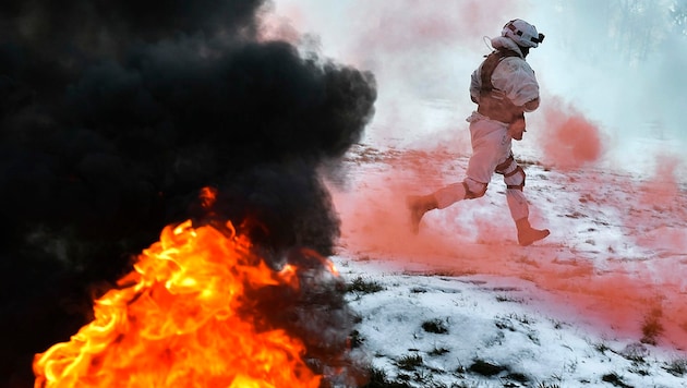 Die russische Regierung will Truppen (hier bei einer Übung in Belarus) im Donbass-Gebiet in der Ostukraine stationieren. (Bild: AP)