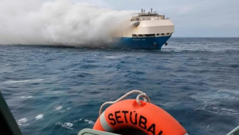 Löschversuche schlugen fehl, sowohl das Schiff als auch die Ladung wurden ein Raub der Flammen. (Bild: AP)