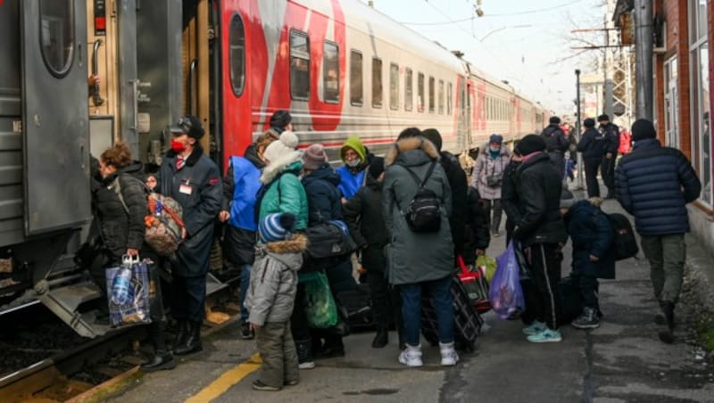 Menschen flüchten aus der Ukraine. (Bild: AP)