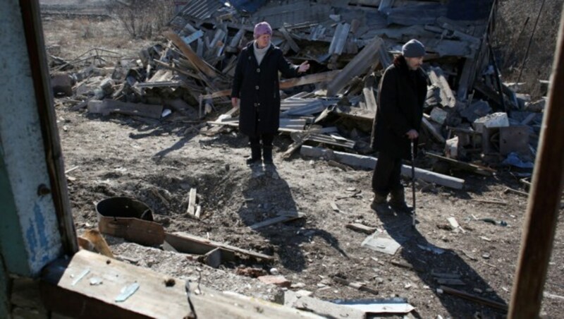 Einwohner des Dorfes Nowohnatiwka in der Nähe von Donezk vor den Trümmern ihrer Häuser. Sie gerieten zwischen die Fronten des Ostukraine-Konflikts. (Bild: AFP)