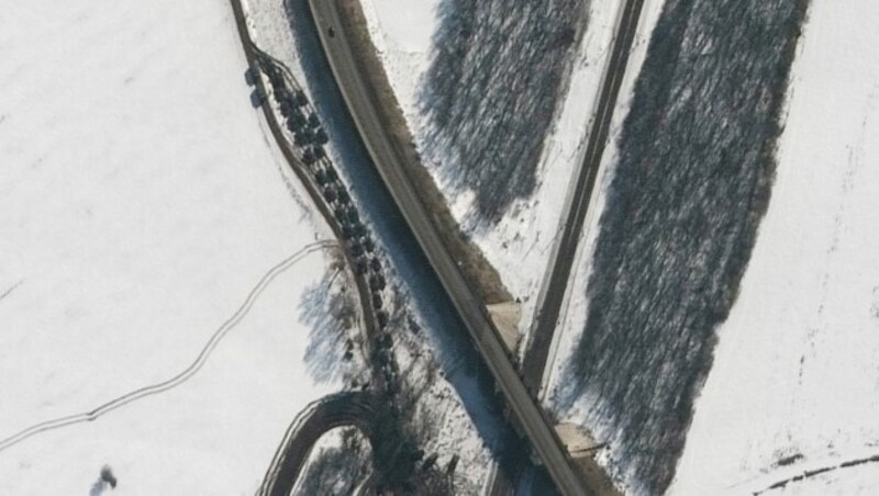 Gepanzerte russische Fahrzeug bei Soloti, rund 20 Kilometer von der ukrainischen Grenze entfernt, sind auf diesem Satellitenbild vom 20. Februar zu sehen. (Bild: APA/AFP/Satellite image ©2022 Maxar Technologies)