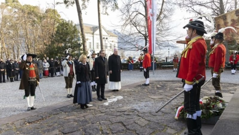 Am Bergisel in Innsbruck, beim Andreas-Hofer-Denkmal, erfolgte die Kranzniederlegung durch LH Günther Platter und LHStvin Waltraud Deeg (Südtirol). Am 20. Februar vor 212 Jahren starb der Tiroler Freiheitskämpfer. (Bild: Charly Lair, Die Fotografen)