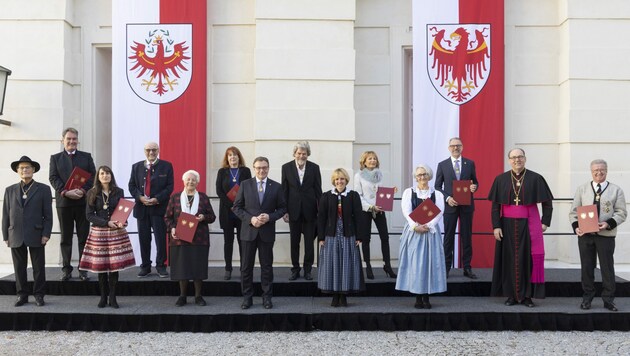 Hintere Reihe v.li.: Georg Schärmer, Hans Bodner, Marta Schreieck, Reinhold Messner, Lilli Gruber, Josef Aschbacher; Vordere Reihe v.li.: Joseph Zoderer, Evelyn Mages, Paula Kofler, LH Günther Platter, Südtirols LHStvin Waltraud Deeg, Elisabeth Medicus, Bischof Hermann Glettler und Franz Hitzl. (Bild: Land Tirol/Die Fotografen)