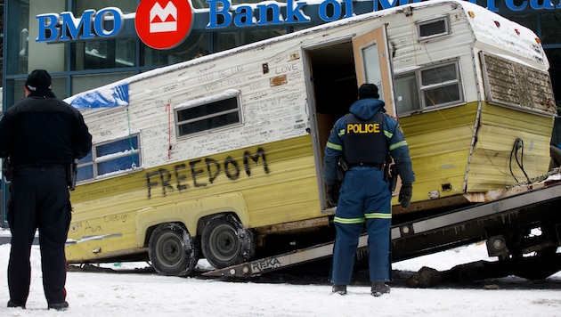 In Ottawa wird aufgeräumt - dieser Wohnwagen wird von den Behörden weggeschafft. (Bild: AP)