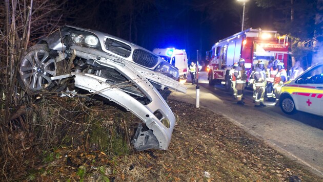 Der BMW-Lenker war alkoholisiert, zwei seiner Mitfahrer mussten verletzt ins Krankenhaus eingeliefert werden. Die Einsatzkräfte von Feuerwehr, Rettung und Polizei waren mit einem Großaufgebot vor Ort. (Bild: Mathis Fotografie)