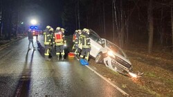 In Niedersachsen prallten Autofahrer gegen einen von „Antonia“ umgerissenen Baum. (Bild: Facebook/Feuerwehr Belm)
