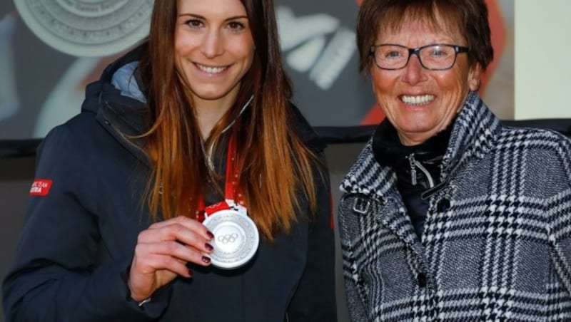 Mirjam Puchner (l.) mit Skilegende Annemarie Moser-Pröll. (Bild: Gerhard Schiel)