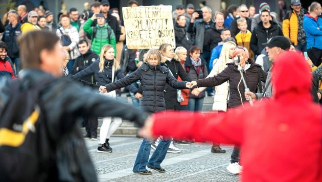 Je mehr gelockert wird, desto weniger Grund hat die slowenische Bevölkerung zu protestieren. (Bild: APA/AFP/Jure Makovec)