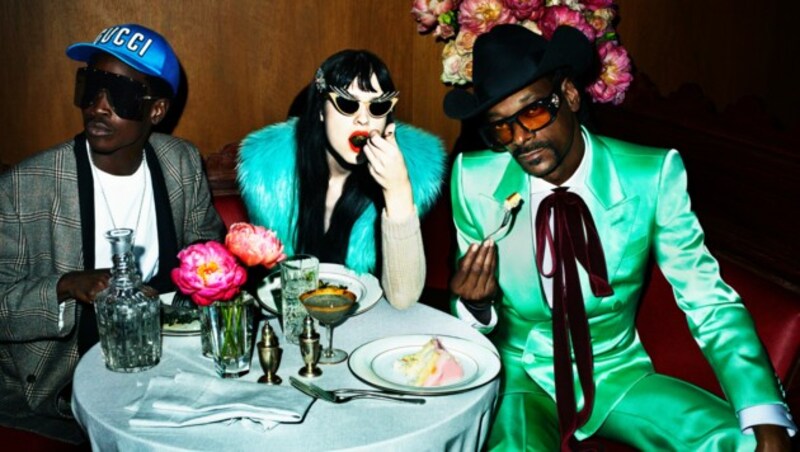 Snoop Dogg schaut im mintgrünen Satin-Anzug mit Schleife und Cowboyhut einfach lässig aus. (Bild: Gucci/Mert Alas and Marcus Piggott)