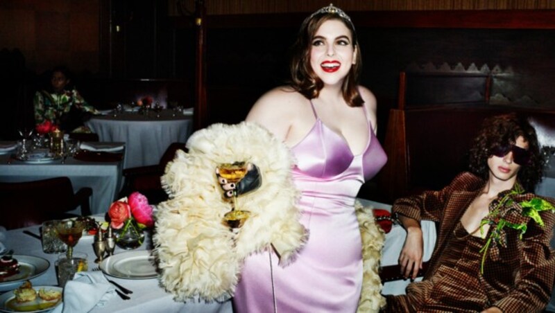 Beanie Feldstein schaut im lila Kleidchen und mit Krone am Kopf aus wie eine echte Hollywood-Diva. (Bild: Gucci/Mert Alas and Marcus Piggott)