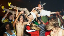 Miley Cyrus lässt sich als sexy Partymaus durch die Menge tragen - darunter auch Schauspieler Deng Lun. (Bild: Gucci/Mert Alas and Marcus Piggott)
