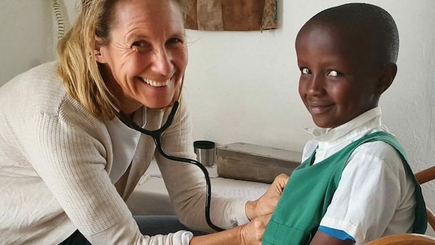 Cornelia Wallner-Frisee mit einem kleinen Patienten. (Bild: Africa Amini Alama)