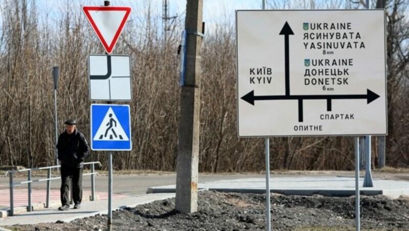 Straßenschild in der Stadt Awdijiwka in der ostukrainischen Region Donezk (Bild: APA/AFP/Aleksey Filippov)