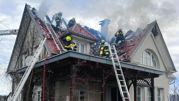 Der Brand ging vom Carport auf das Wohnhaus über. (Bild: ABI Wolfgang Fellner)