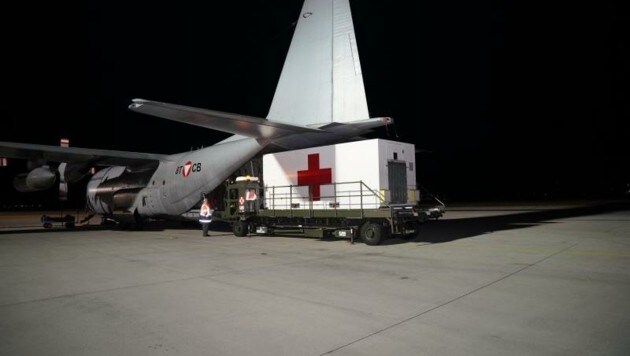 Am Linzer Flughafen startete die „Hercules“, um den kranken Soldaten für eine geeignete Behandlung nach Österreich zu holen (Bild: Bundesheer/MICKLA Anton)