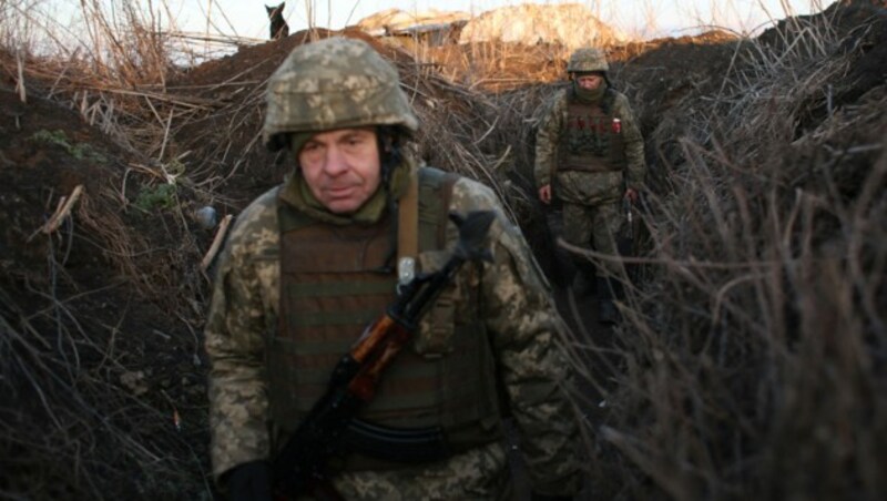 Soldaten der ukrainischen Streitkräfte an der Frontlinie in der Nähe des Dorfes Novognativka in der Region Donezk (Bild: AFP)