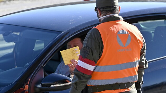 Covid-19-Kontrolle im Burgenland (Bild: APA/HANS PUNZ)