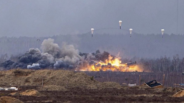 Das russische Verteidigungsministerium veröffentlichte am Montag Bildmaterial von Bombardierungen während gemeinsamer Militärübungen mit Weißrussland. (Bild: AFP)