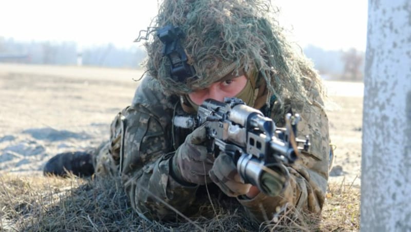 Ukrainische Soldaten bereiten sich auf den Ernstfall vor. (Bild: AFP)