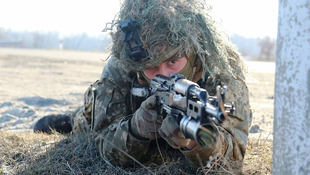 Ukrainische Soldaten bereiten sich auf den Ernstfall vor. (Bild: AFP)