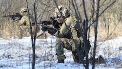 Soldaten in der Ukraine bei militärischen Übungen (Bild: AFP )