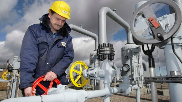 Ein Techniker in einer Gaskompressionsstation im deutschen Sayda (Bild: AP)
