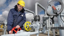 Ein Techniker in einer Gaskompressionsstation im deutschen Sayda (Bild: AP)