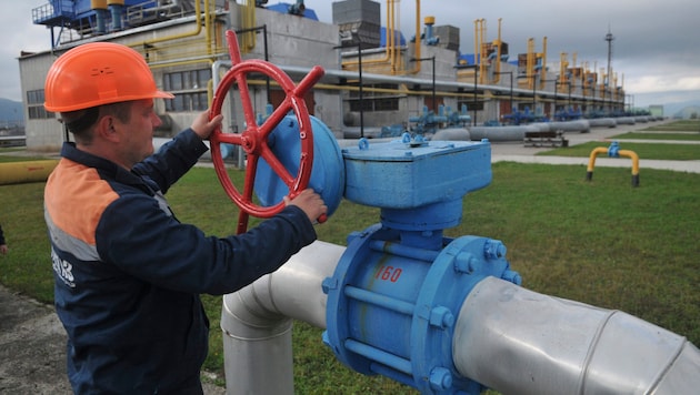 A worker in Volovets in western Ukraine (Bild: AP)