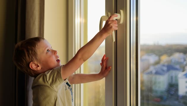 Das Kind öffnete selbstständig das Fenster im ersten Stock (Symbolbild). (Bild: Tatyana A. - takas/stock.adobe.com)