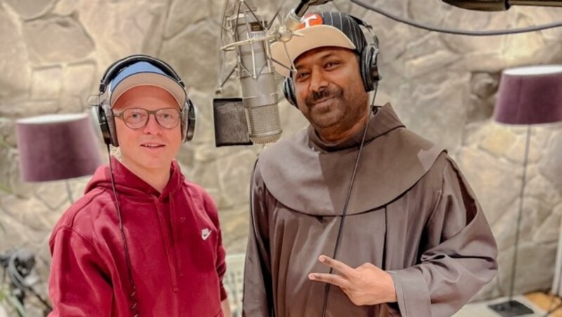 Manu Stix (links), bei den ersten Tonaufnahmen in seinem Ambient-Studio in Mils mit dem rappenden Franziskanerpater Sandesh Manuel. (Bild: Ambient-Studio Mils)