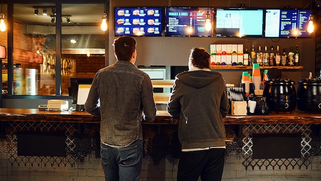 Ein 57-jähriger Mann, der in einem Wiener Fast-Food-Lokal bereits ein Hausverbot hatte, wurde dort handgreiflich (Symbolbild). (Bild: stock.adobe.com)