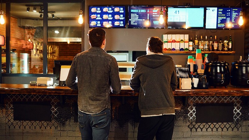 Preise bei Fast Food haben stärker angezogen als in normalen Restaurants. (Bild: stock.adobe.com)