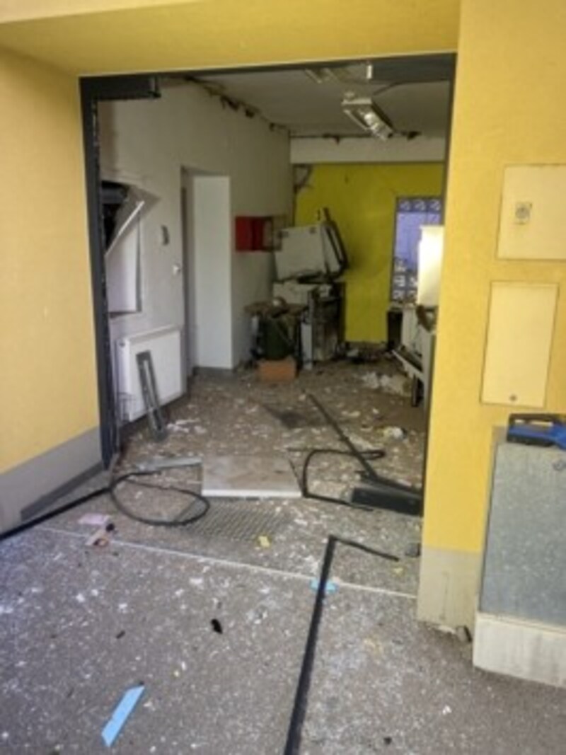 Im Foyer der Raika herrscht nach der Sprengung völliges Chaos. (Bild: LPD Niederösterreich)