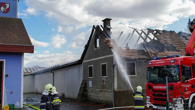 Nur wenige Meter neben dem Wirtschaftsgebäude befand sich das Rüsthaus der Feuerwehr Trautmannsdorf. (Bild: BFVFB/C. Karner)