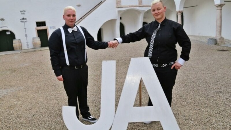 Svenja und Janine Fraisl heirateten ebenfalls im Seeschloss. Die beiden wagen den Sprung in die gleichgeschlechtliche Ehe. (Bild: Hörmandinger Reinhard)